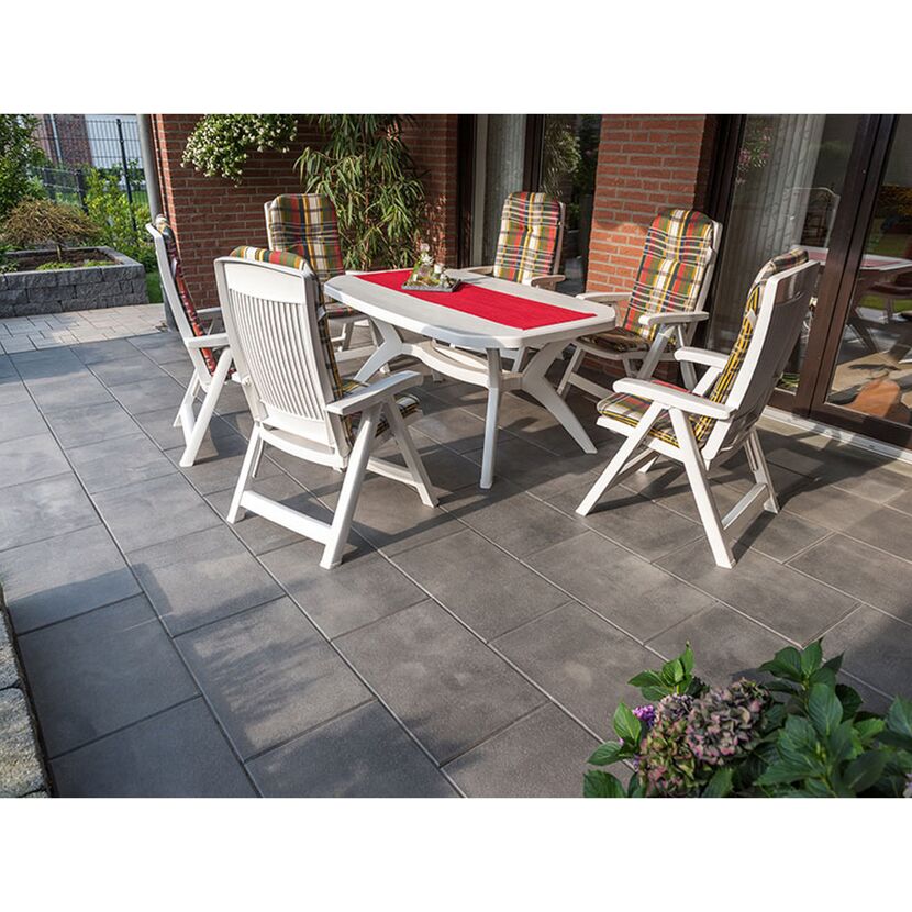 weiße Gartenmöbel auf grauen Terrassenplatten