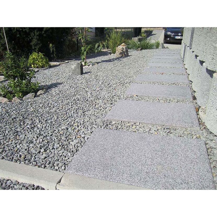 Granitplattenweg im Garten