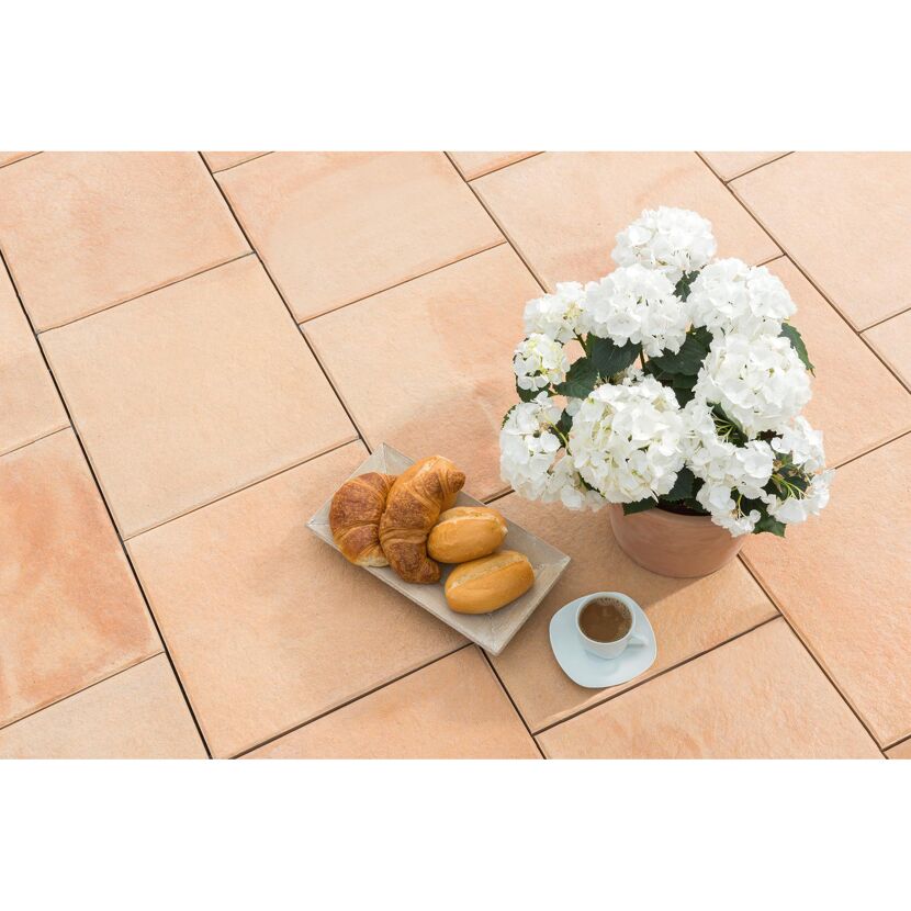 Terrasse mit Croissants, Brötchen, Kaffee und Hortensien