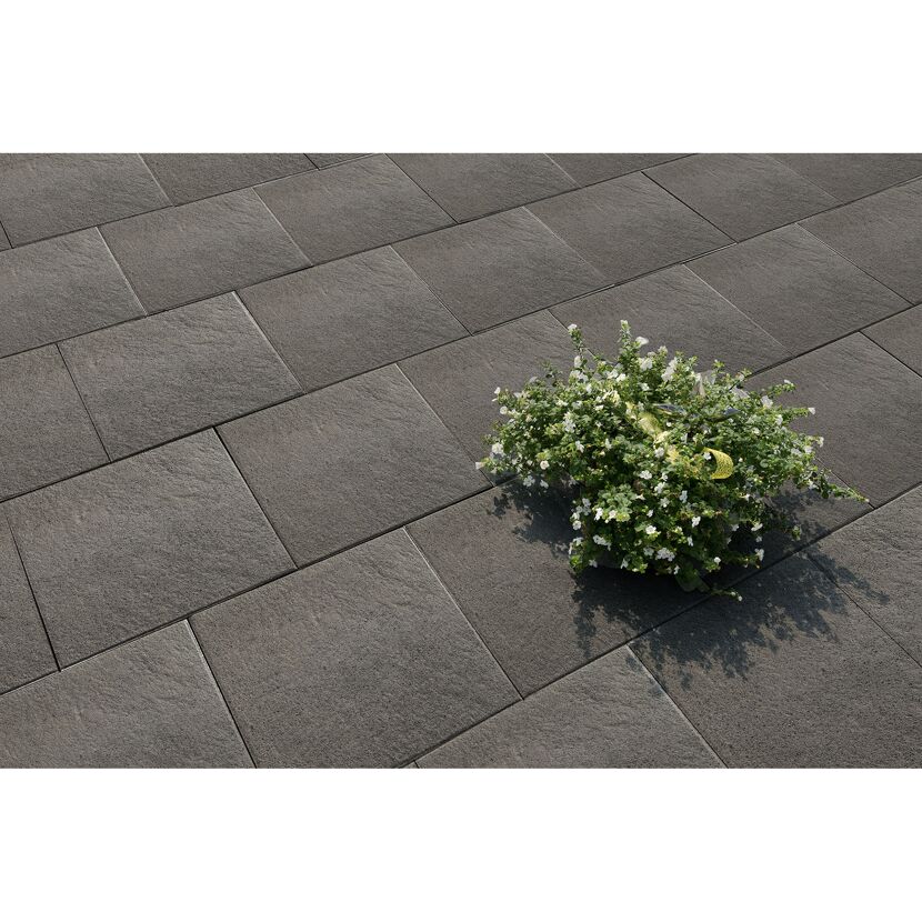 Graue Terrassenplatten mit einer Topfpflanze
