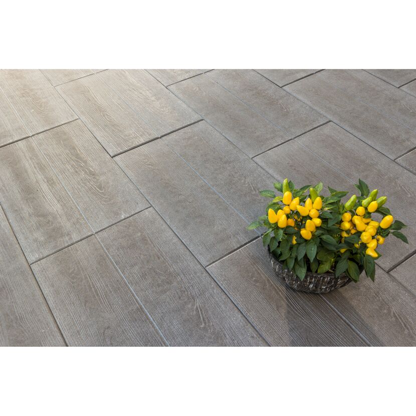 Graue Terrassenplatten T-Court Timber mit gelben Zierpaprika