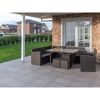 Sitzgruppe mit Tisch auf einer Terrasse