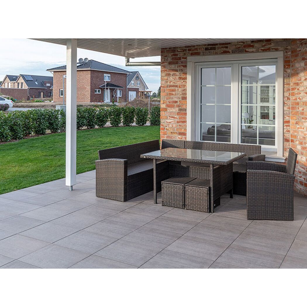 Sitzgruppe mit Tisch auf einer Terrasse