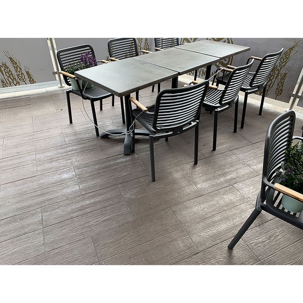 Tisch und Stühle auf einer Terrasse