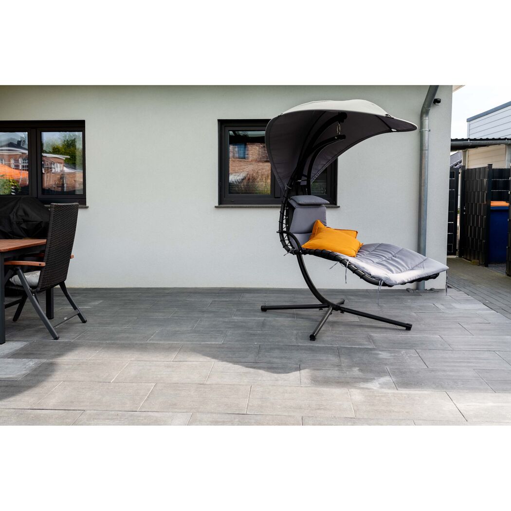 Hängesessel mit Sonnendach auf einer Terrasse