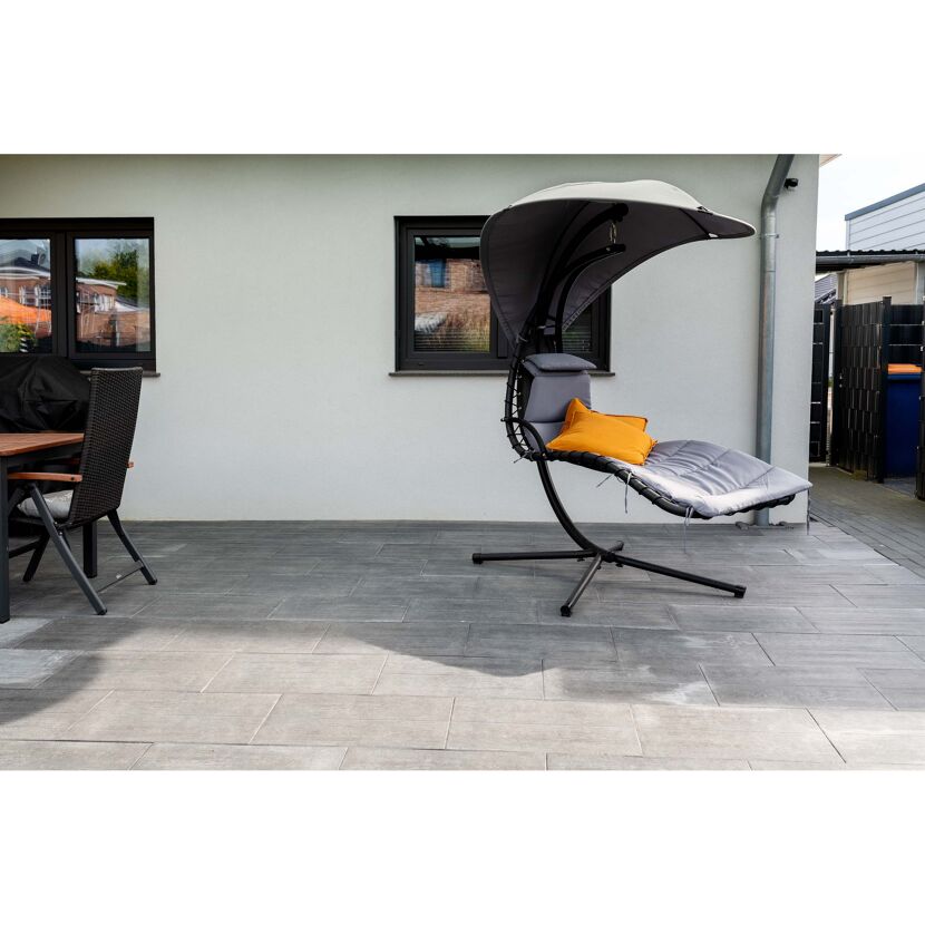 Hängesessel mit Sonnendach auf einer Terrasse
