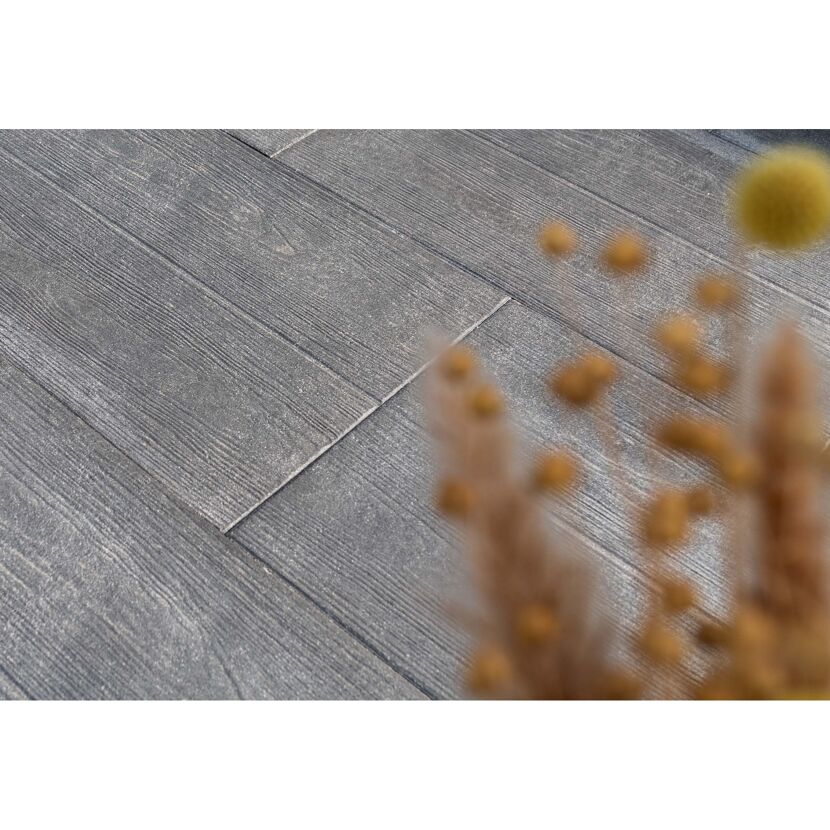 Graue Betonplatten in Holzoptik