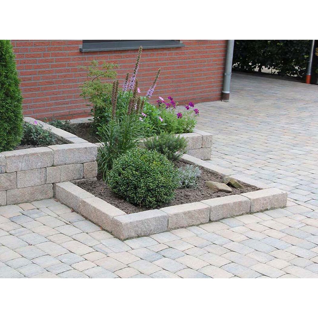 Blumenbeet mit Granitsteinen