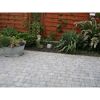 Gepflasterte Terrasse mit Blumen und Holzzaun