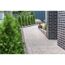 Gepflasterter Gartenweg mit angrenzender Hecke