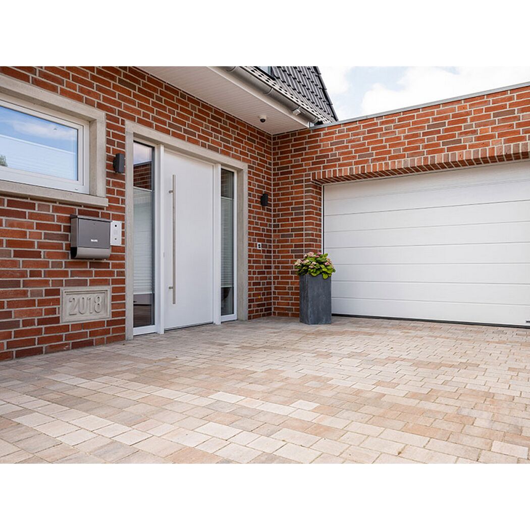 Einfahrt und Hauseingang mit T-Place Style muschelbeige verlegt