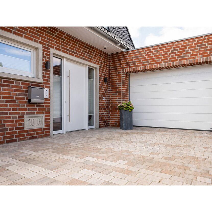 Einfahrt und Hauseingang mit T-Place Style muschelbeige verlegt