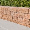 Terracottafarbene Mauer aus 'T-Wall Rustic' Steinen