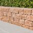 Terracottafarbene Mauer aus 'T-Wall Rustic' Steinen