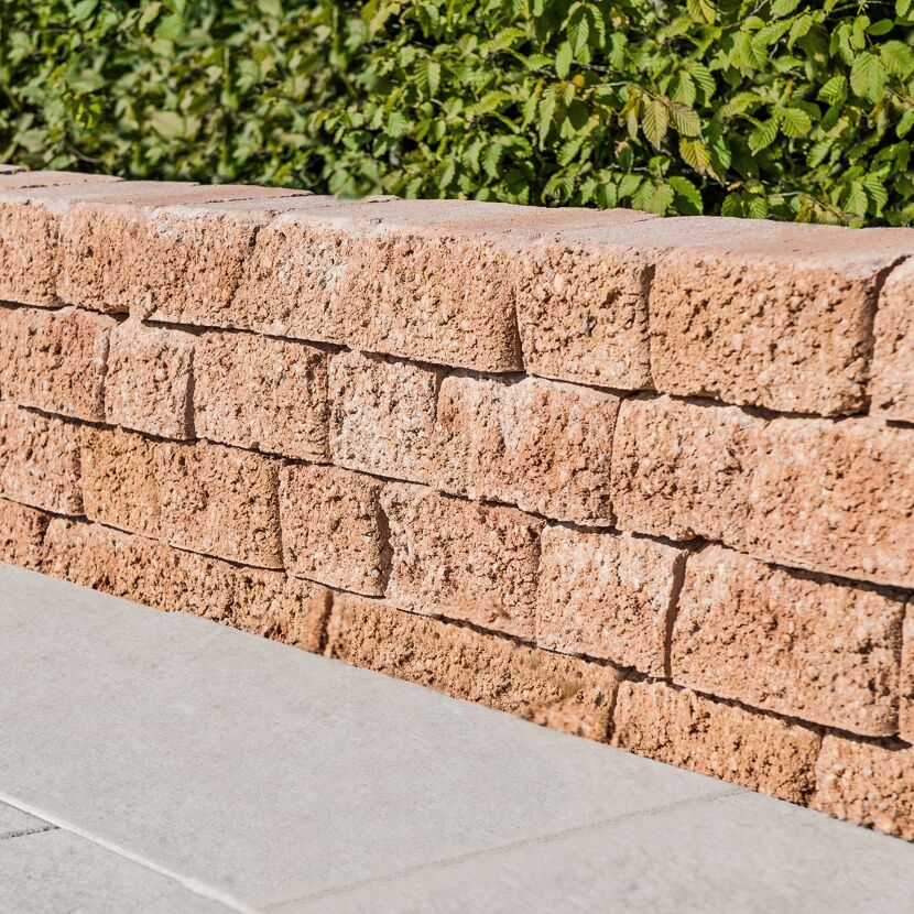 Terracottafarbene Mauer aus 'T-Wall Rustic' Steinen