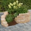 Mauerstein 'T-Wall Rustic' als Hochbeet mit Pflanzen und Blumen.