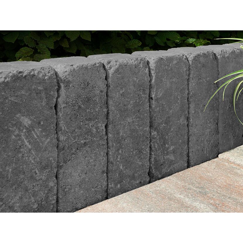 Graue Gartenmauer aus Beton