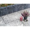 Graue gemusterte Terrassenplatten mit Deko und Pflanze