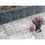 Graue gemusterte Terrassenplatten mit Deko und Pflanze