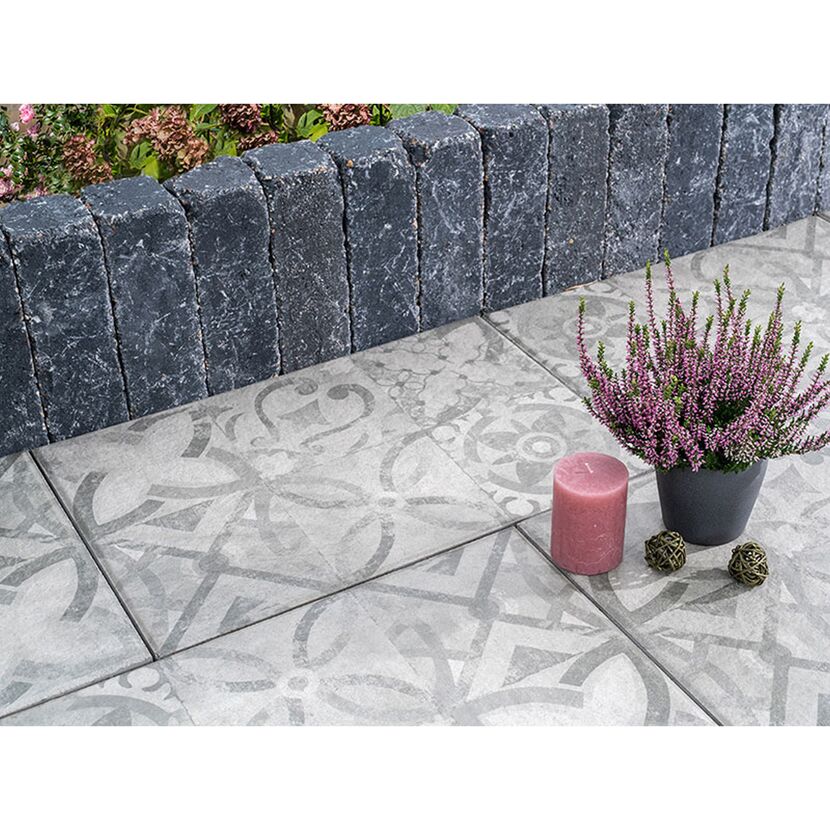 Graue gemusterte Terrassenplatten mit Deko und Pflanze