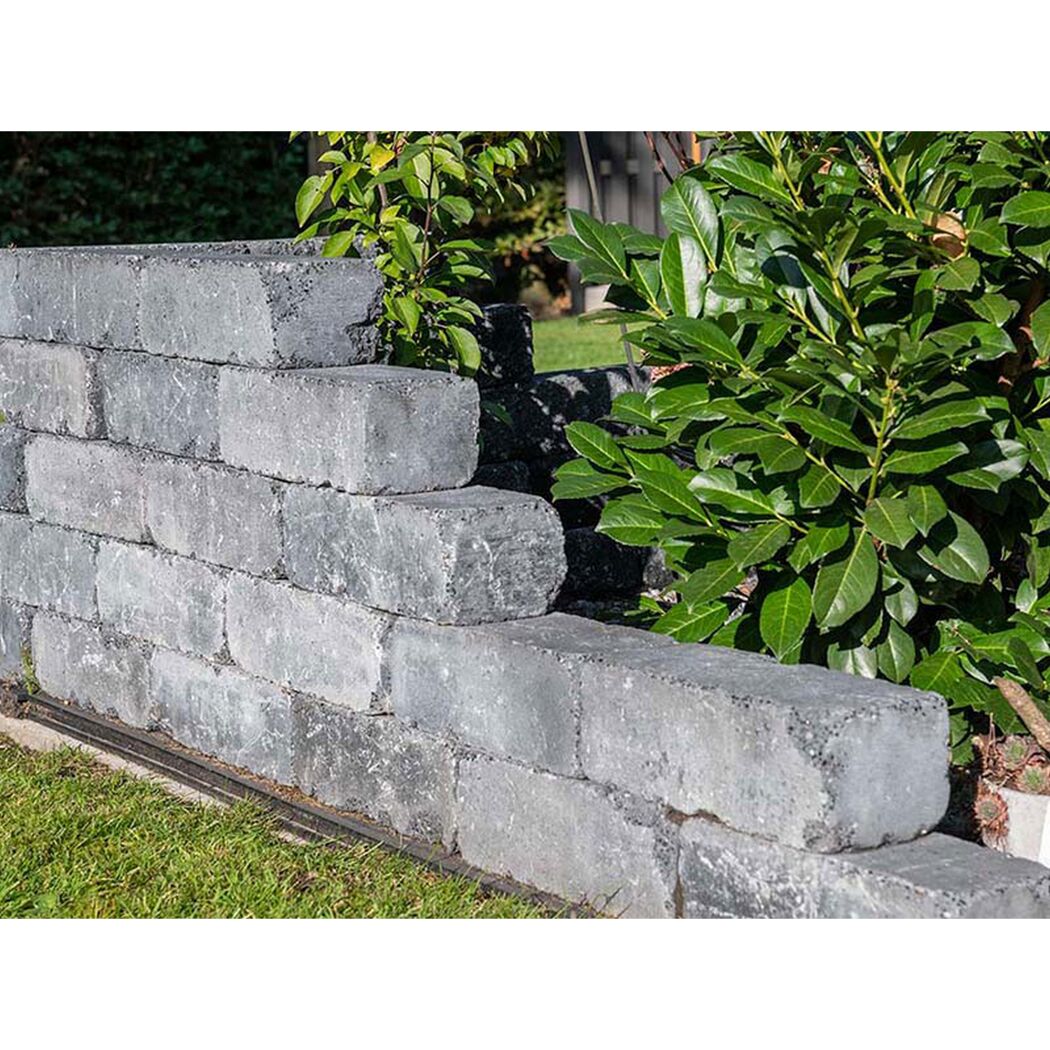 Graue Gartenmauer aus Betonsteinen