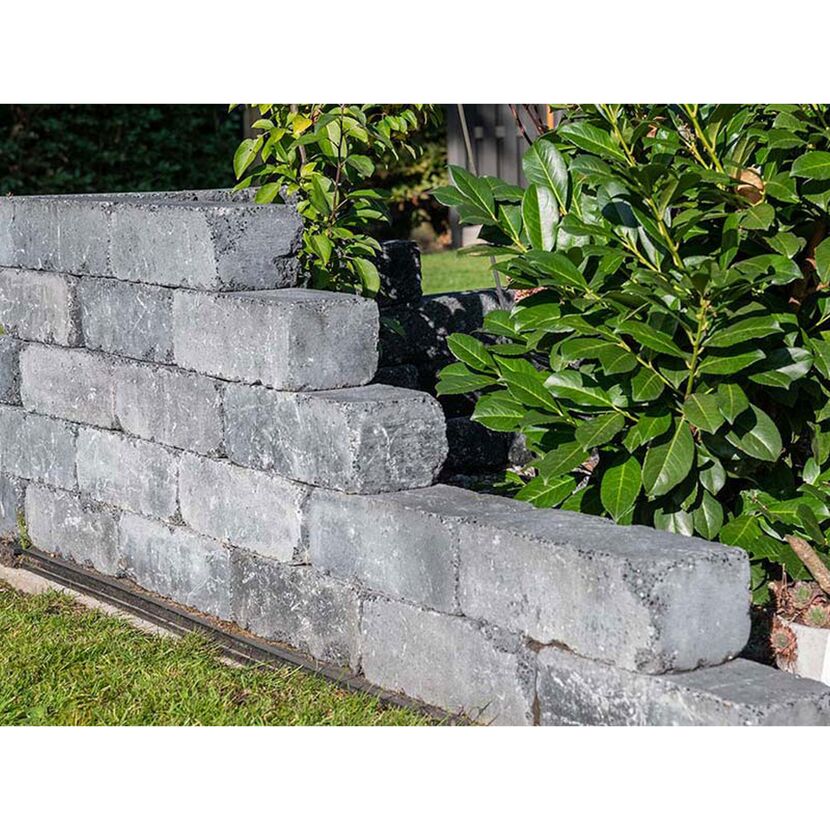 Graue Gartenmauer aus Betonsteinen