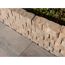 Beige Gartenmauer aus Steinen
