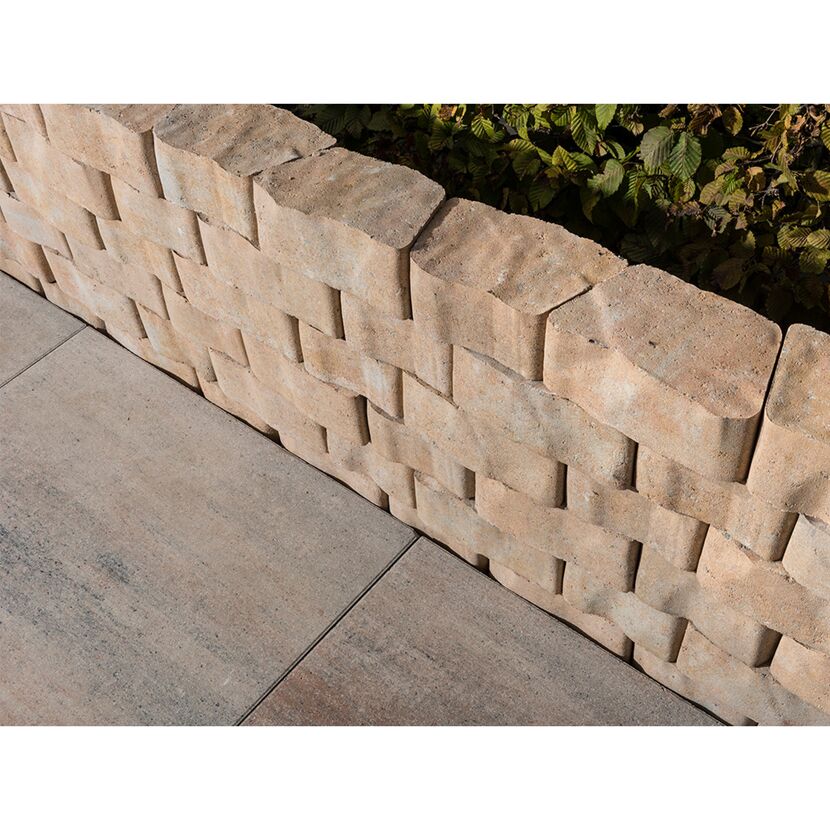Beige Gartenmauer aus Steinen