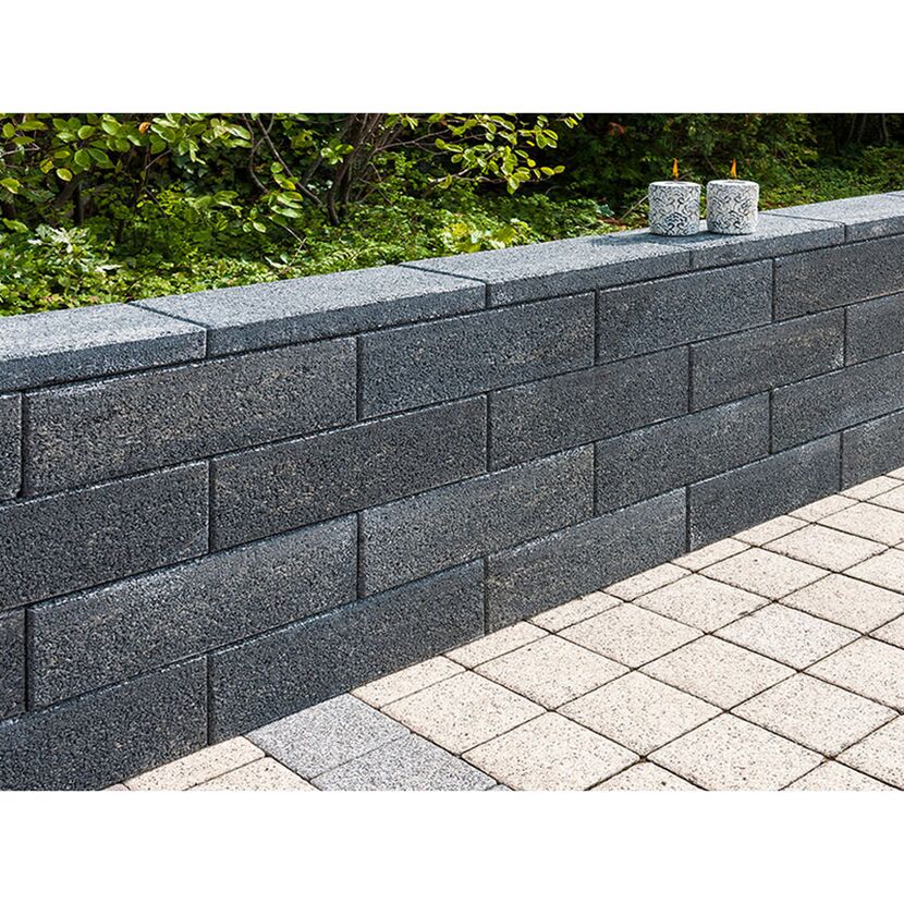 Graue Gartenmauer aus Betonsteinen