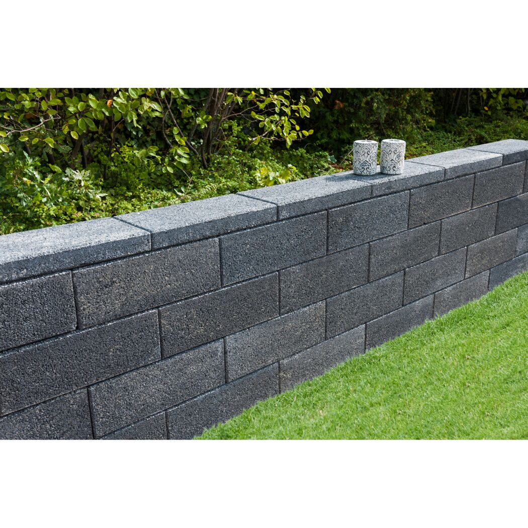 Graue Gartenmauer aus Betonsteinen