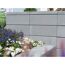 Graue Gartenmauer mit Blumenbeet