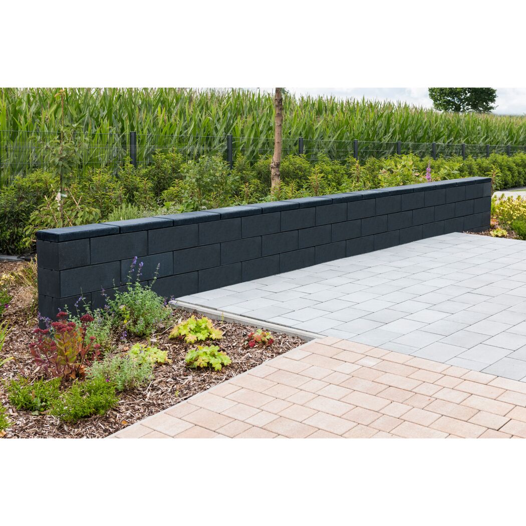 Schwarze T-Wall Trend Mauer im Garten