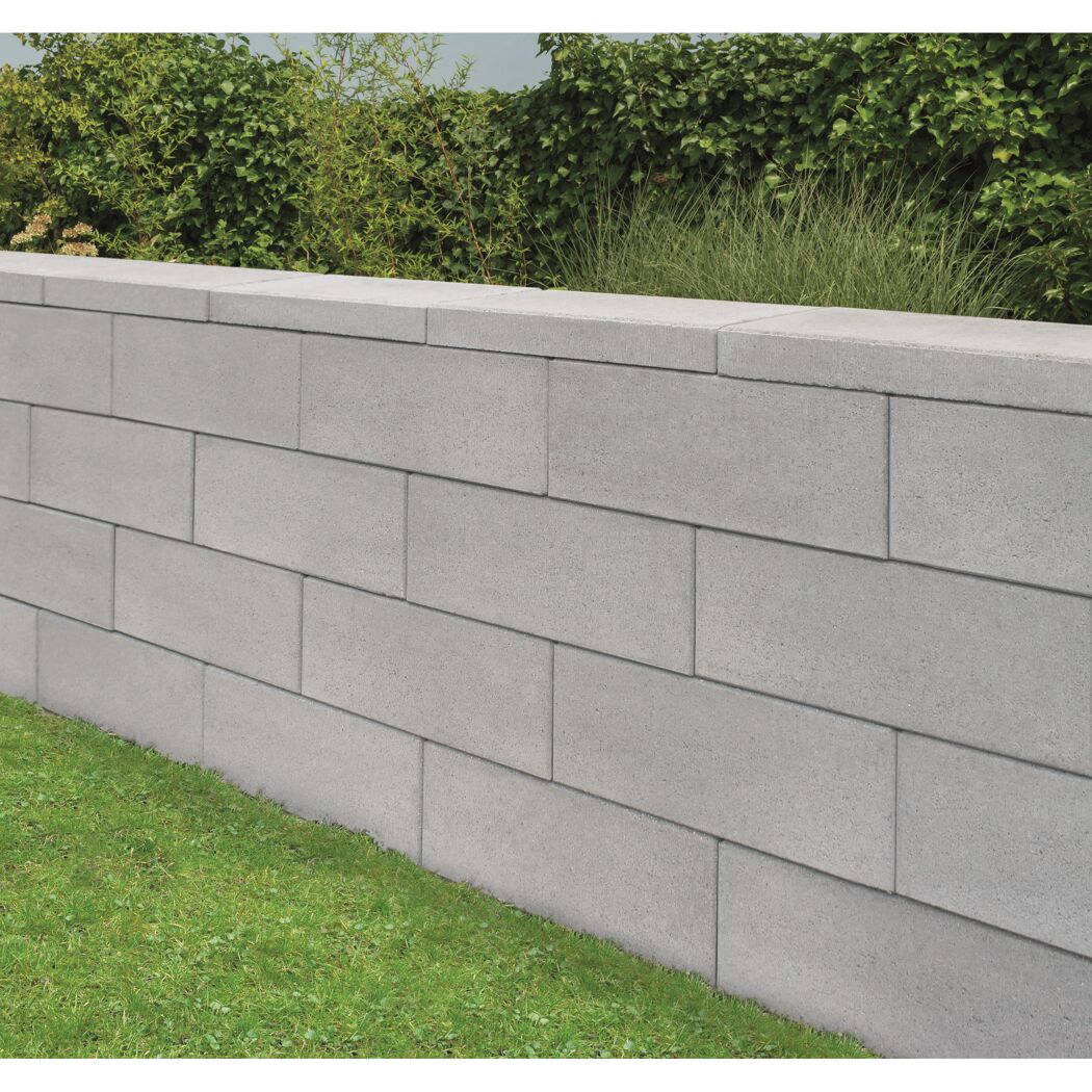 Graue Gartenmauer aus Beton