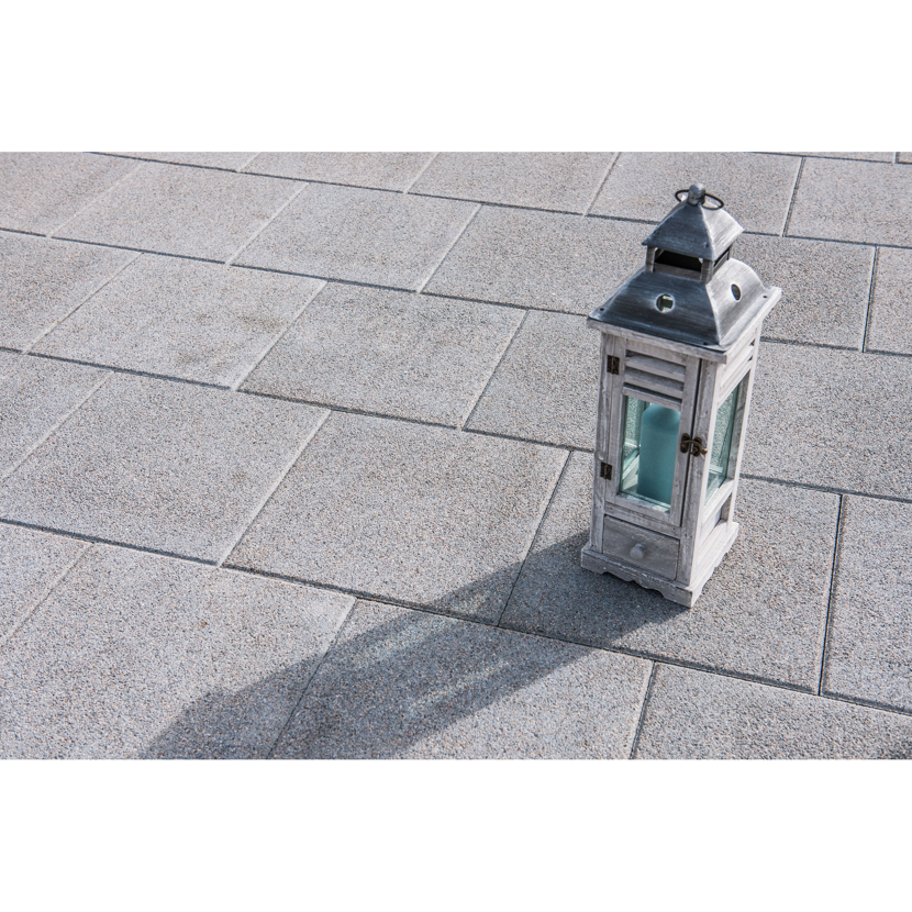 Graue Steinplatte T-Court Washed 40 x 40 x 4 cm mit Windlicht