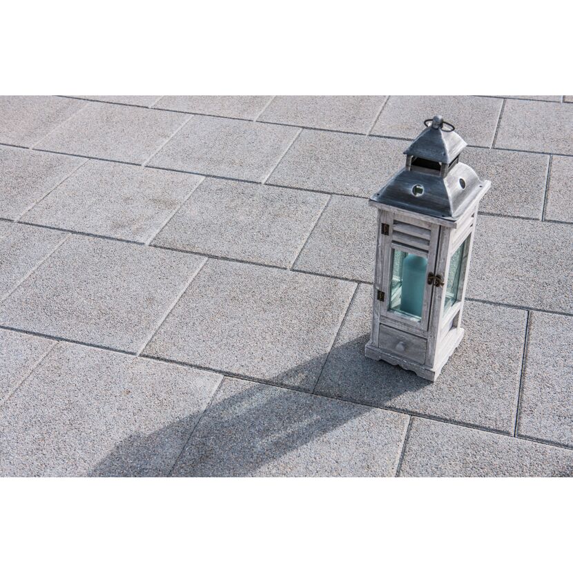 Graue Steinplatte T-Court Washed 40 x 40 x 4 cm mit Windlicht