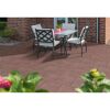 Terrasse mit Tisch und Stühlen auf roten Platten