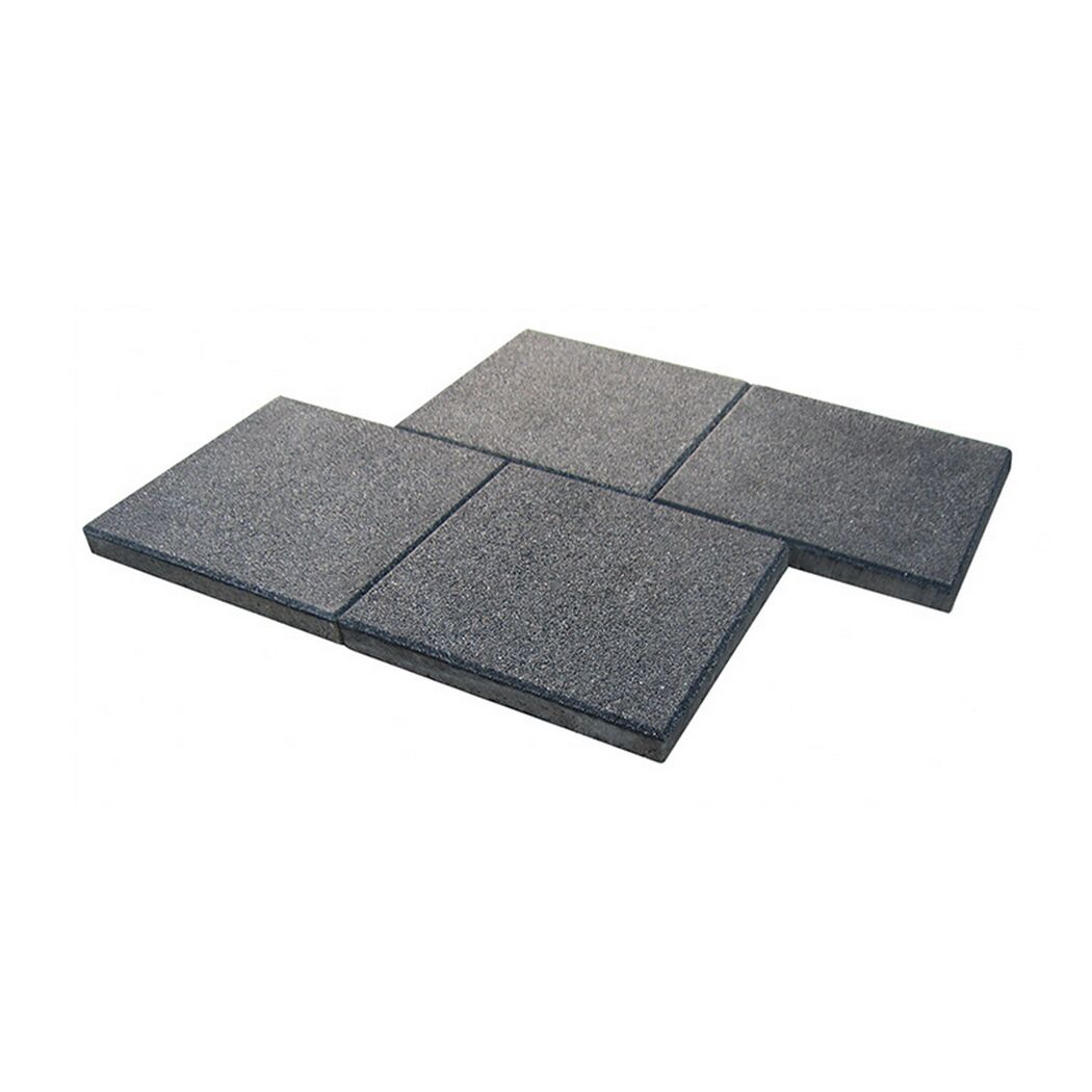 Vier anthrazitfarbene Betonplatten T-Court