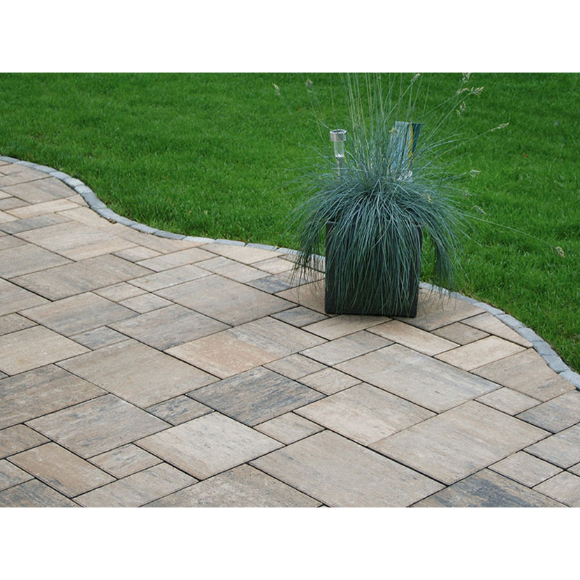 Gepflasterte Terrasse mit Rasenfläche und Pflanze im Topf