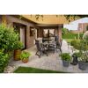 Gepflasterte Terrasse mit Gartenmöbeln und Sonnensegel