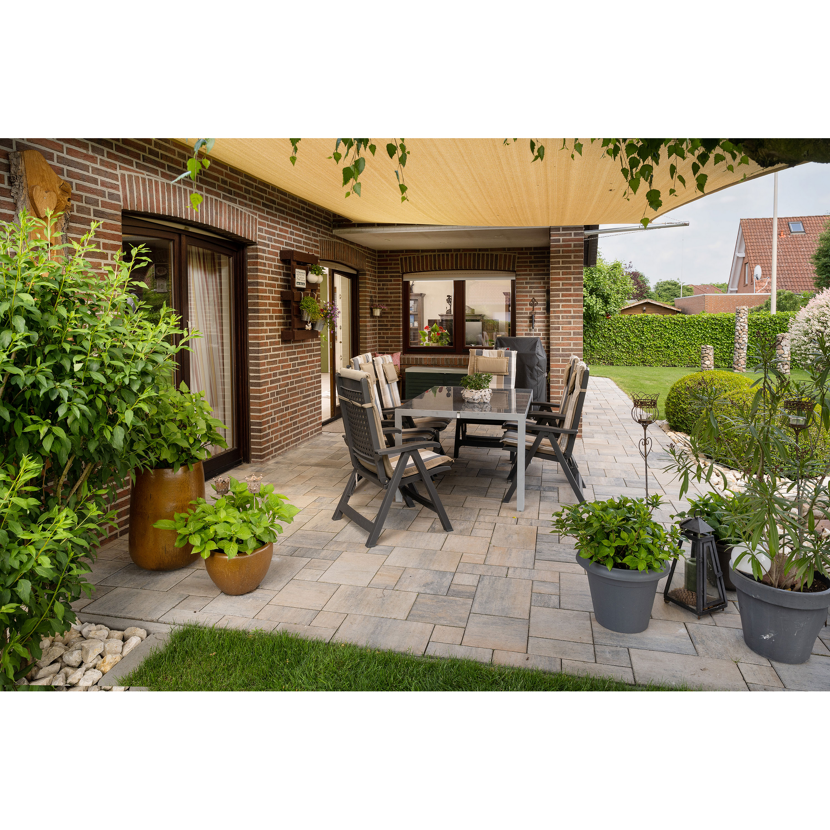 Gepflasterte Terrasse mit Gartenmöbeln und Sonnensegel