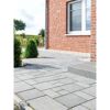 Gepflasterte Terrasse mit grauen Platten