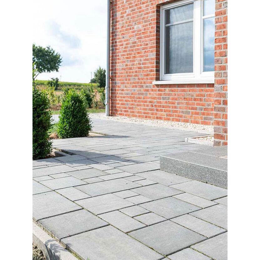 Gepflasterte Terrasse mit grauen Platten