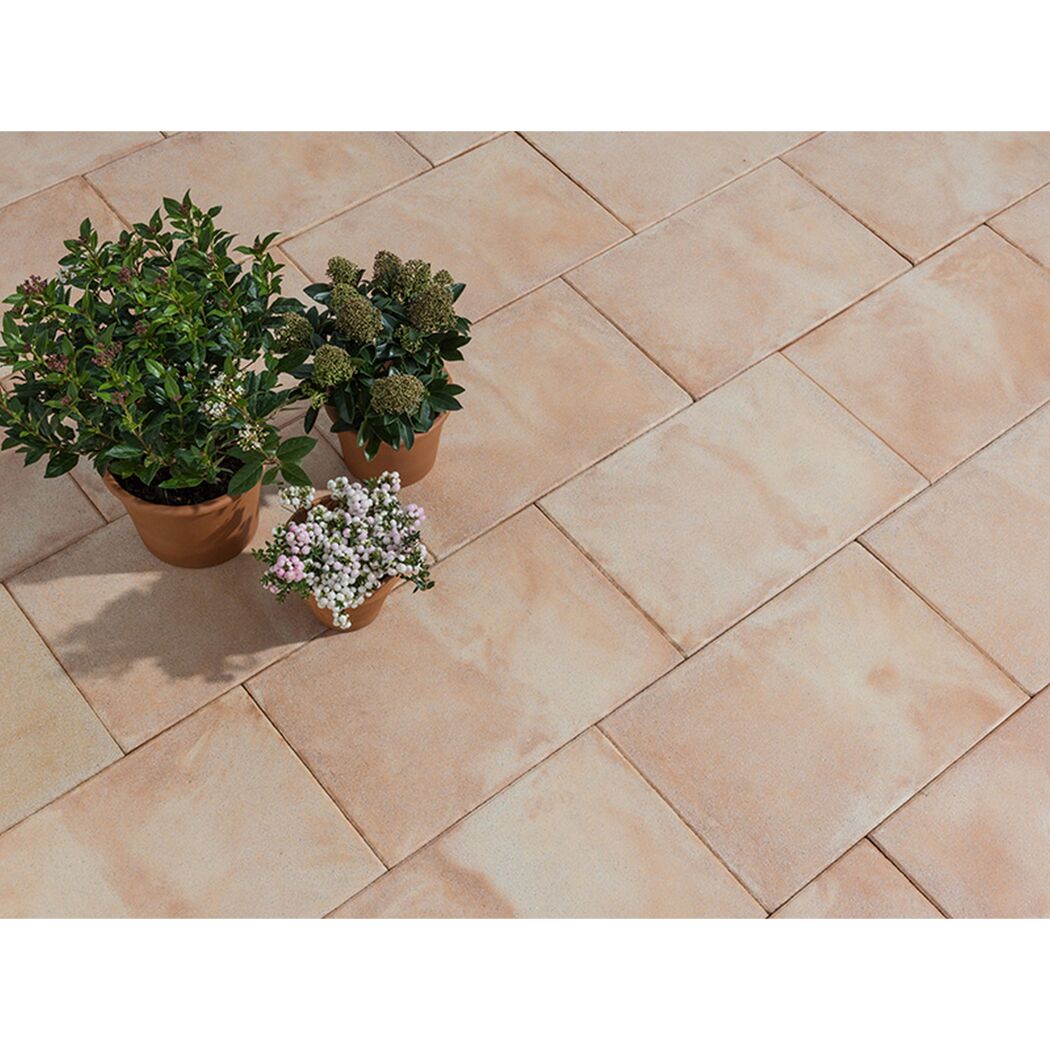 Beige Terrassenplatten mit drei Blumentöpfen