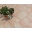 Beige Terrassenplatten mit drei Blumentöpfen