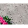 Graue Terrassenplatten mit Fuge und Hortensie
