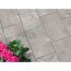 Graue Terrassenplatten mit Fuge und Hortensie
