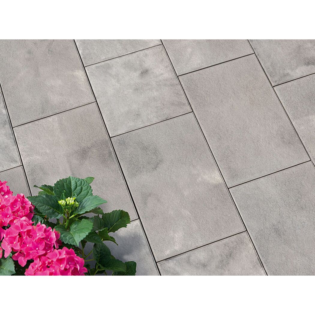 Graue Terrassenplatten mit Fuge und Hortensie