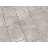 Graue quadratische Betonplatten