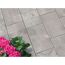 Graue Terrassenplatten und rosa Hortensien