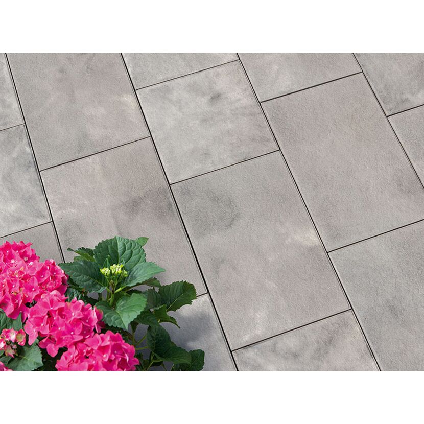 Graue Terrassenplatten und rosa Hortensien